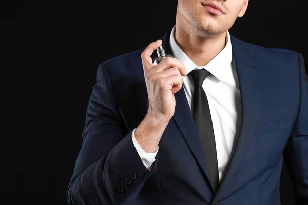 Schöner Junger Mann Mit Einer Flasche Parfüm Auf Dunklem Hintergrund — Stockfoto