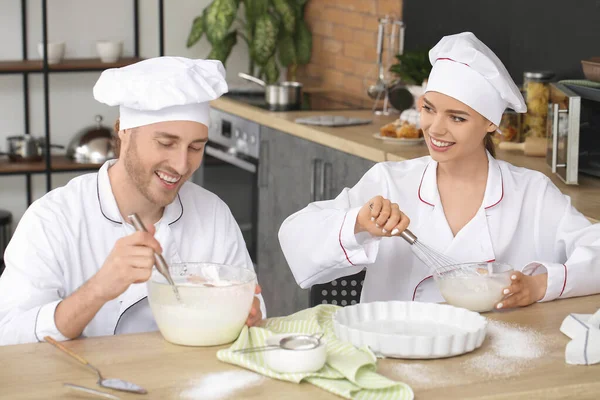 Jóvenes Pasteleros Cocinando Sabroso Postre Cocina —  Fotos de Stock