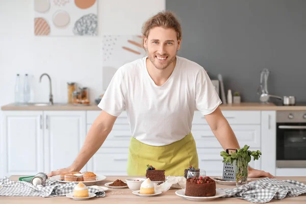 Male Confectioner Tasty Desserts Kitchen — Stock Photo, Image