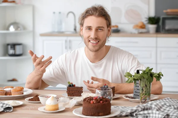 Male Confectioner Tasty Desserts Kitchen — Stock Photo, Image