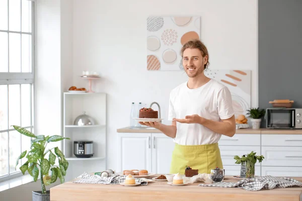 Mutfakta Lezzetli Bir Tatlıyla Erkek Pastacı — Stok fotoğraf