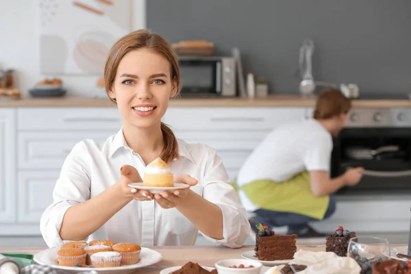 Dulce Femenino Con Sabrosos Postres Cocina —  Fotos de Stock