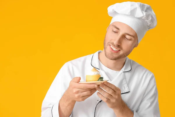 Male Confectioner Tasty Dessert Color Background — Stock Photo, Image