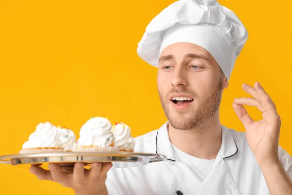 Pastelero Masculino Con Sabroso Postre Sobre Fondo Color —  Fotos de Stock