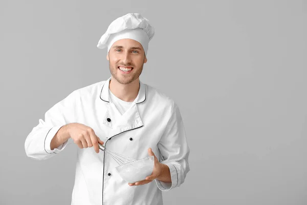 Pastelero Masculino Cocina Sabroso Postre Sobre Fondo Gris —  Fotos de Stock