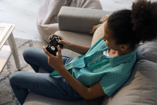 아프리카 미국인 집에서 비디오 게임을 — 스톡 사진