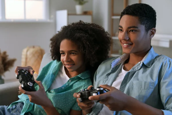 Adolescentes Afroamericanos Jugando Videojuegos Casa —  Fotos de Stock