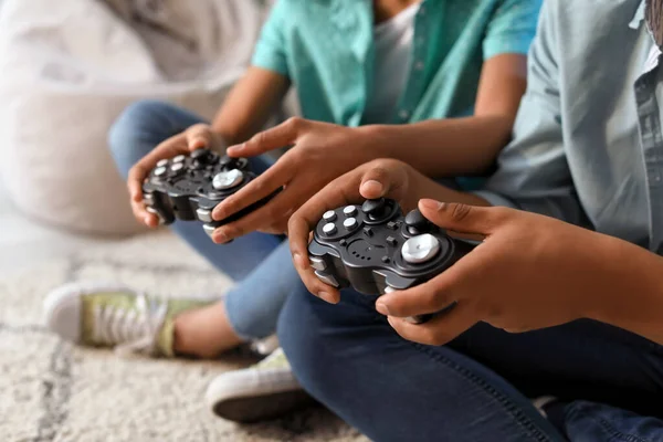 Adolescentes Afro Americanos Jogando Videogame Casa Close — Fotografia de Stock