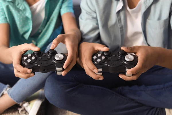 Adolescentes Afro Americanos Jogando Videogame Casa Close — Fotografia de Stock