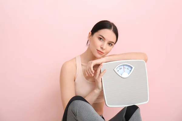 Mujer Joven Con Escalas Medición Sobre Fondo Color — Foto de Stock