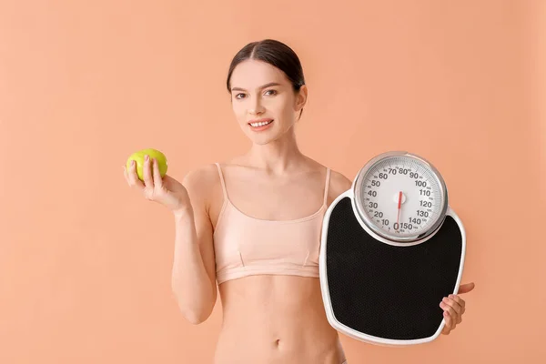 Jeune Femme Avec Pomme Échelles Mesure Sur Fond Couleur — Photo