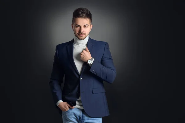 Hombre Negocios Guapo Con Peinado Elegante Sobre Fondo Oscuro —  Fotos de Stock