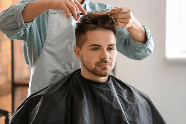 Kapper Werken Met Klant Salon — Stockfoto