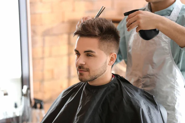 Coiffeur Travaillant Avec Client Dans Salon — Photo