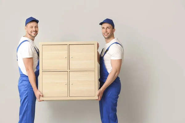 Cargadores Que Transportan Muebles Contra Pared Gris — Foto de Stock