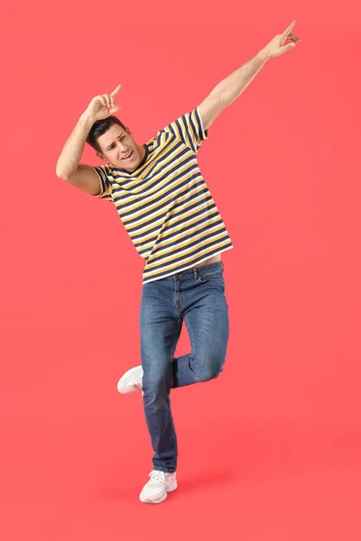 Guapo Joven Bailando Sobre Fondo Color — Foto de Stock