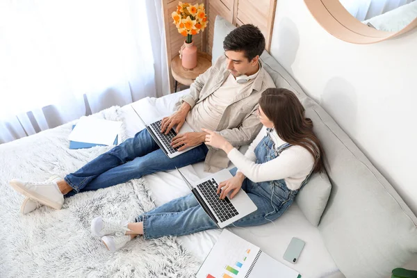 Pareja Joven Trabajando Juntos Casa — Foto de Stock