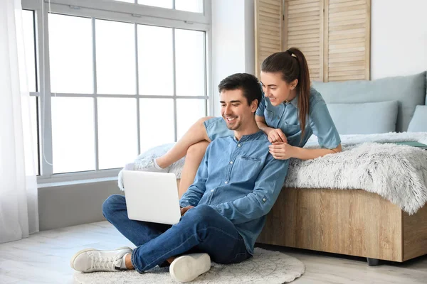 Pareja Joven Trabajando Juntos Casa — Foto de Stock