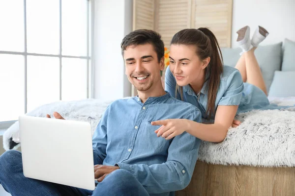 Pareja Joven Trabajando Juntos Casa — Foto de Stock