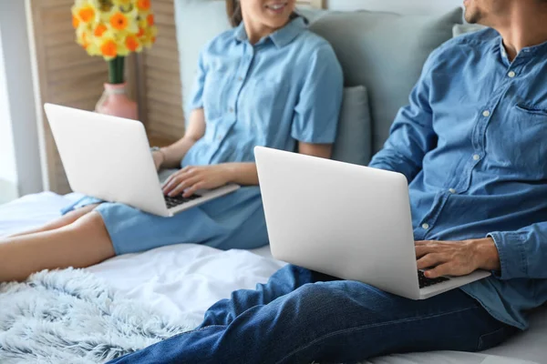 Pareja Joven Trabajando Juntos Casa — Foto de Stock