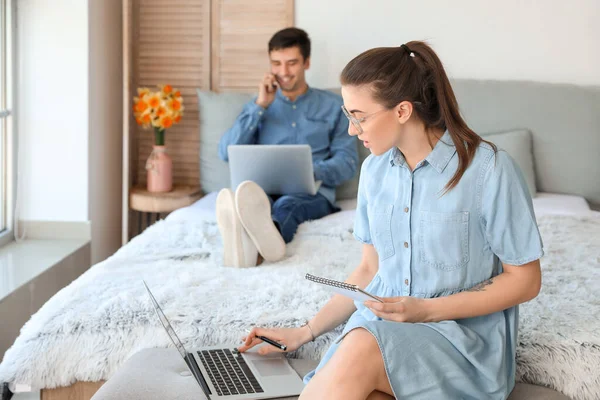 Jovem Casal Trabalhando Juntos Casa — Fotografia de Stock