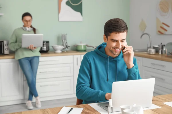 Young Man Wife Working Together Home — Stock Photo, Image