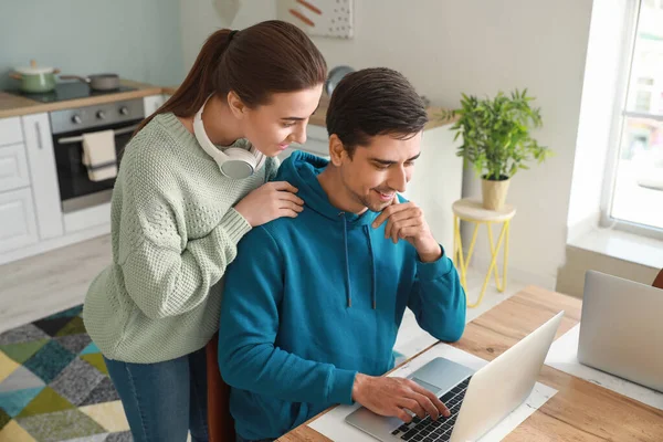 Jovem Casal Trabalhando Juntos Casa — Fotografia de Stock