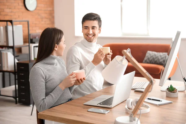 Jovem Casal Trabalhando Juntos Casa — Fotografia de Stock