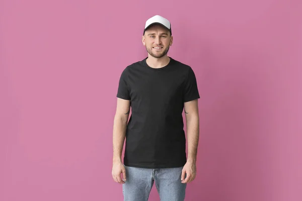 Schöner Mann Mit Stylischer Mütze Auf Farbigem Hintergrund — Stockfoto