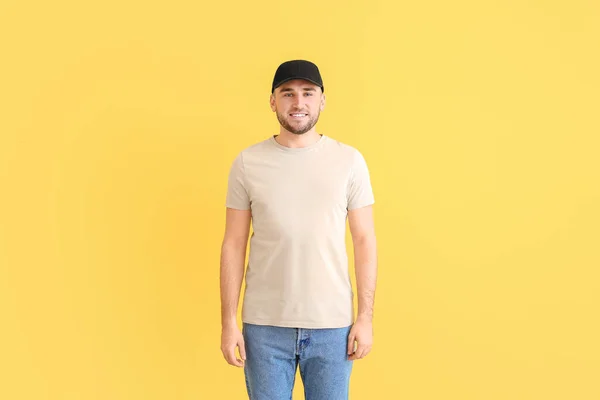 Hombre Guapo Elegante Gorra Sobre Fondo Color — Foto de Stock