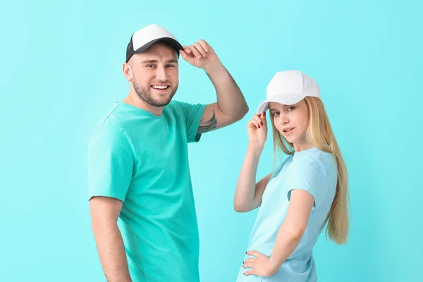 Young Couple Stylish Caps Color Background — Stock Photo, Image