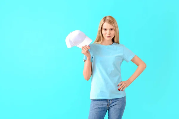 Mulher Bonita Com Boné Elegante Fundo Cor — Fotografia de Stock