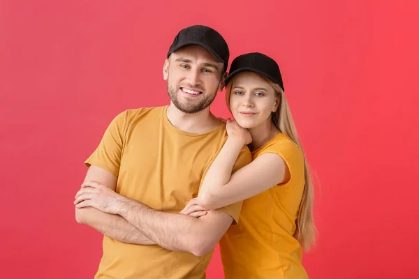 Jong Paar Stijlvolle Caps Kleur Achtergrond — Stockfoto