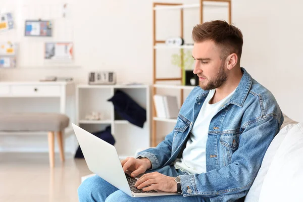 Joven Con Portátil Trabajando Casa —  Fotos de Stock