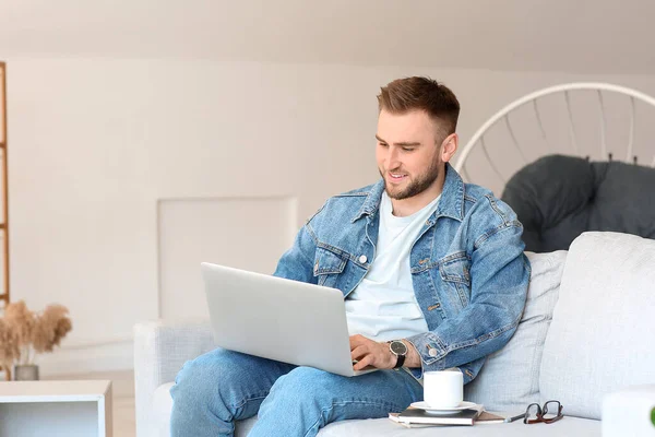 Ung Man Med Bärbar Dator Arbetar Hemma — Stockfoto