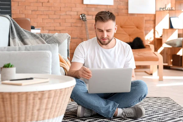 Jeune Homme Avec Ordinateur Portable Travaillant Maison — Photo