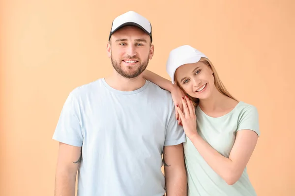 Jovem Casal Bonés Elegantes Fundo Cor — Fotografia de Stock