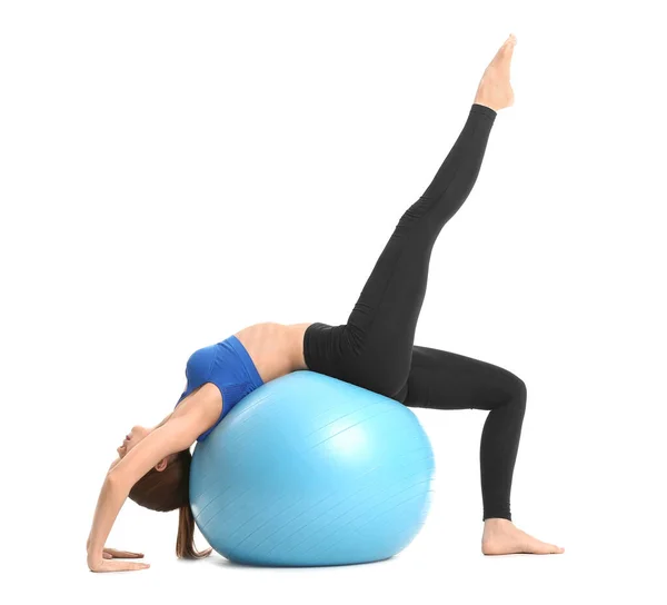 Deportiva Mujer Joven Entrenamiento Con Fitball Sobre Fondo Blanco — Foto de Stock