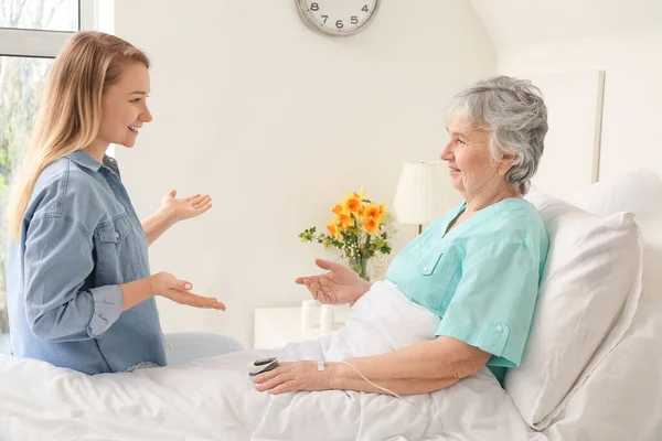 Young Woman Visiting Her Grandmother Hospital — Stock Photo, Image