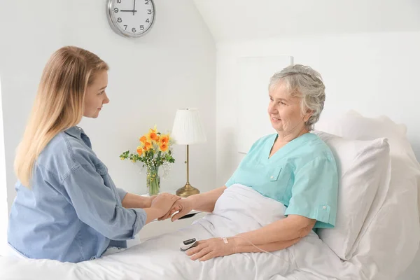 Young Woman Visiting Her Grandmother Hospital — Stock Photo, Image