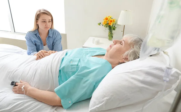 Young Woman Visiting Her Grandmother Hospital — Stock Photo, Image