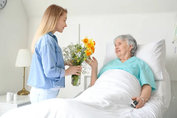 若い女性訪問彼女の祖母で病院 — ストック写真