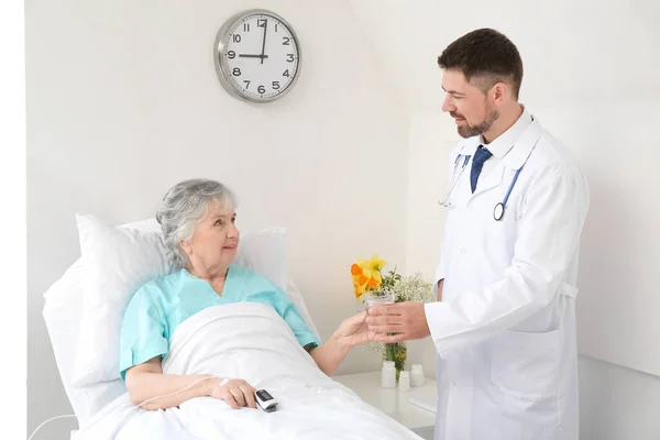 Male Doctor Working Elderly Patient Hospital Room — Stock Photo, Image