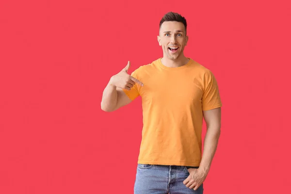 Hombre Elegante Camiseta Sobre Fondo Color — Foto de Stock