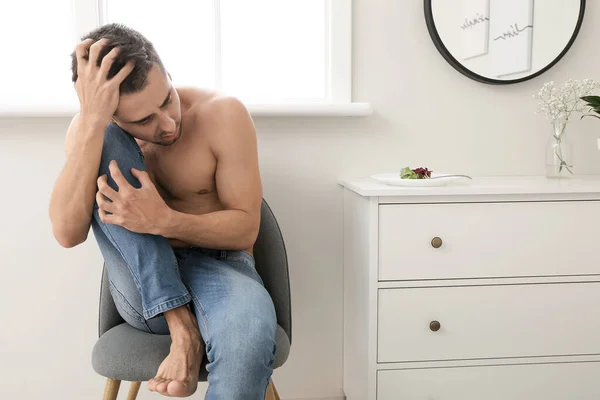 家で新鮮なサラダとプレートの近くに座って病気の男 拒食症の概念 — ストック写真