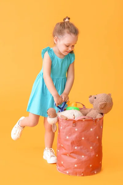 有彩色背景玩具的小女孩 — 图库照片