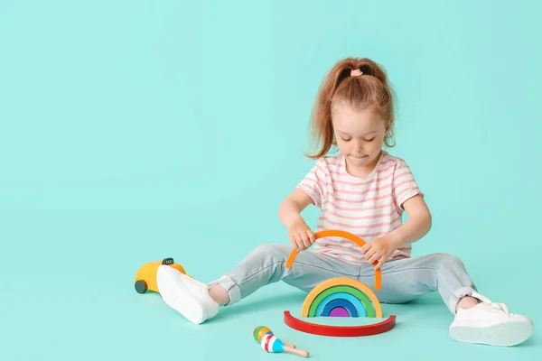 Маленька Дівчинка Іграшками Кольоровому Фоні — стокове фото