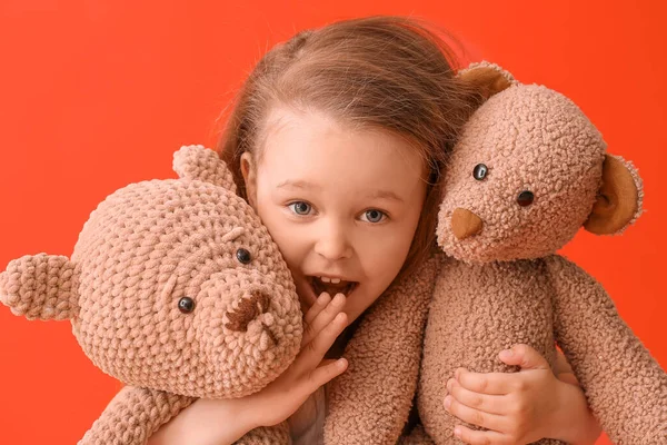 Маленька Дівчинка Іграшками Кольоровому Фоні — стокове фото