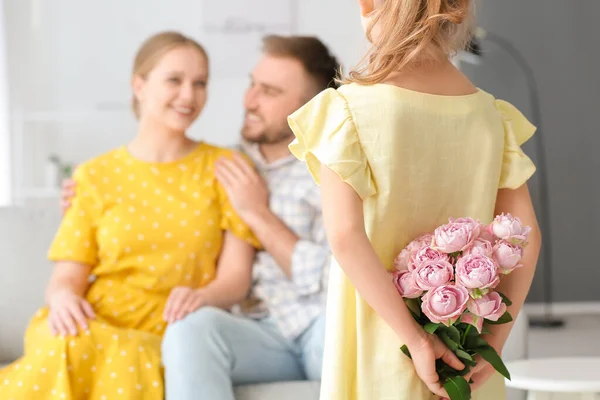 Kleines Mädchen Mit Blumenstrauß Für Ihre Mutter Hause — Stockfoto