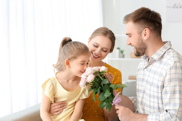Man Giving Bouquet Flowers His Wife Daughter Home — Stock Photo, Image
